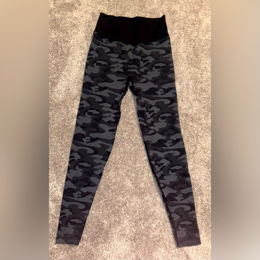 PINK Active Camo Leggings with Scrunch